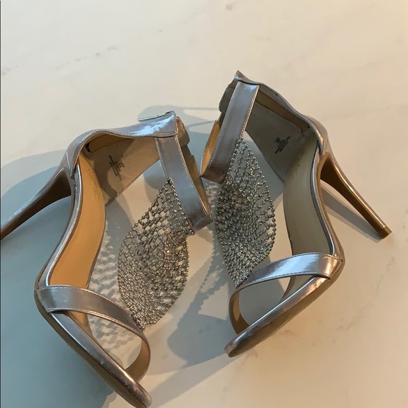 Silver Metallic Heels By Thalia Sodi 9M - Picture 3 of 4